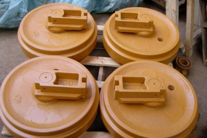 Excavator Track Idler Front Idler Group Spare Parts Front Idler Roller Assembly